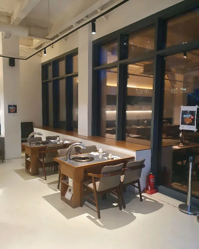 협재 해변이 보이는 창가 좌석