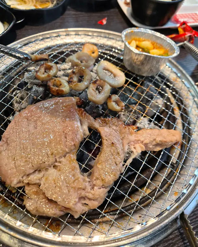 숯불 위에서 노릇하게 구워지는 막창