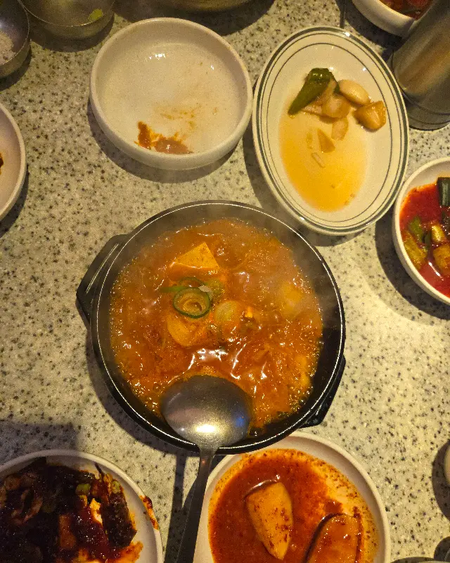 함께 제공되는 찌개의 모습