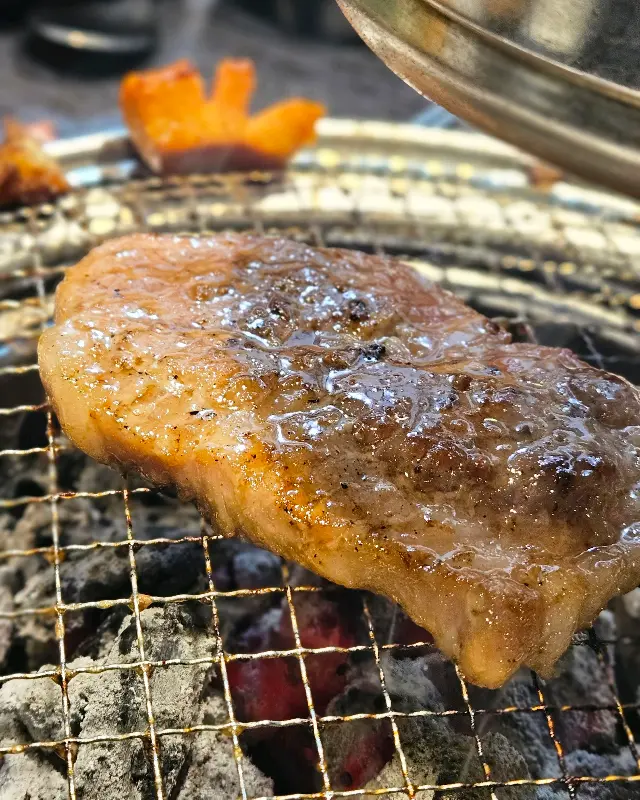 윤기가 좌르르 흐르는 돼지갈비