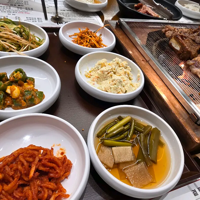 다양한 곁들임 반찬들