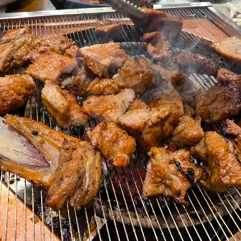 숯불 위에서 맛있게 익어가는 돼지갈비