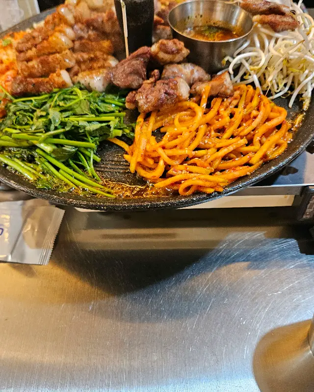 푸짐한 곁들임 메뉴와 함께 즐기는 돼지고기