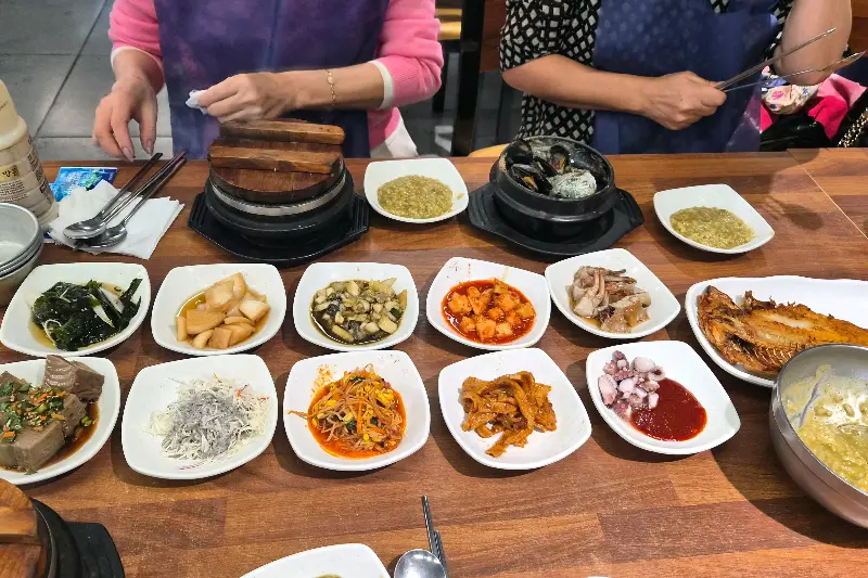 다양한 밑반찬과 메인 메뉴