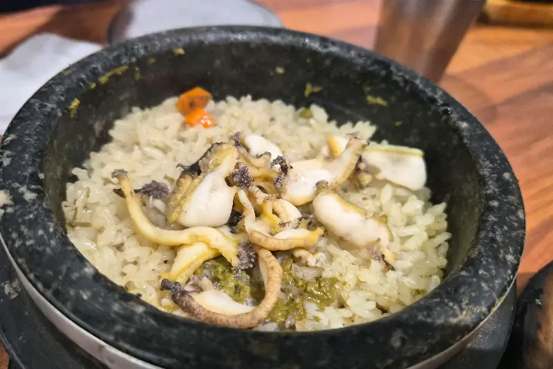 전복 내장의 풍미가 가득한 전복돌솥밥