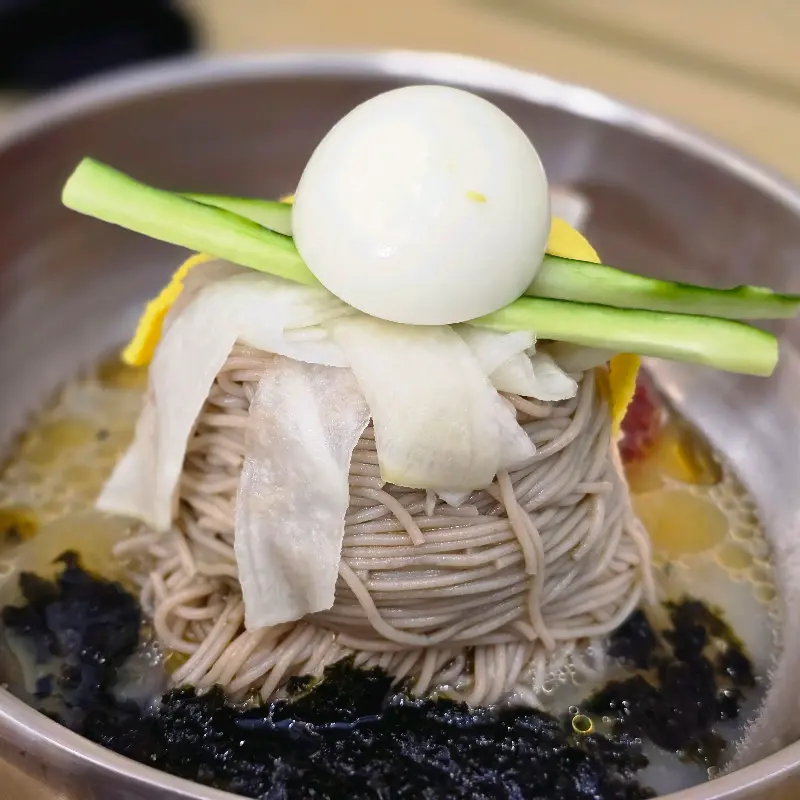 정갈하게 담긴 물막국수