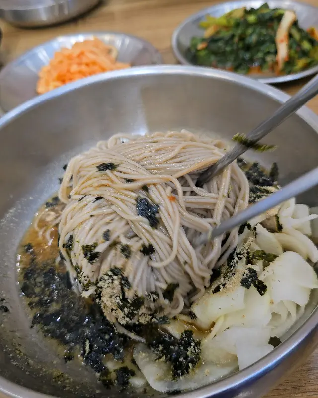 다른 각도에서 찍은 테이블 샷