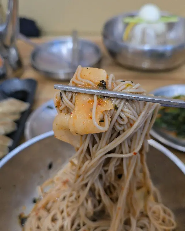 면을 들어올린 모습