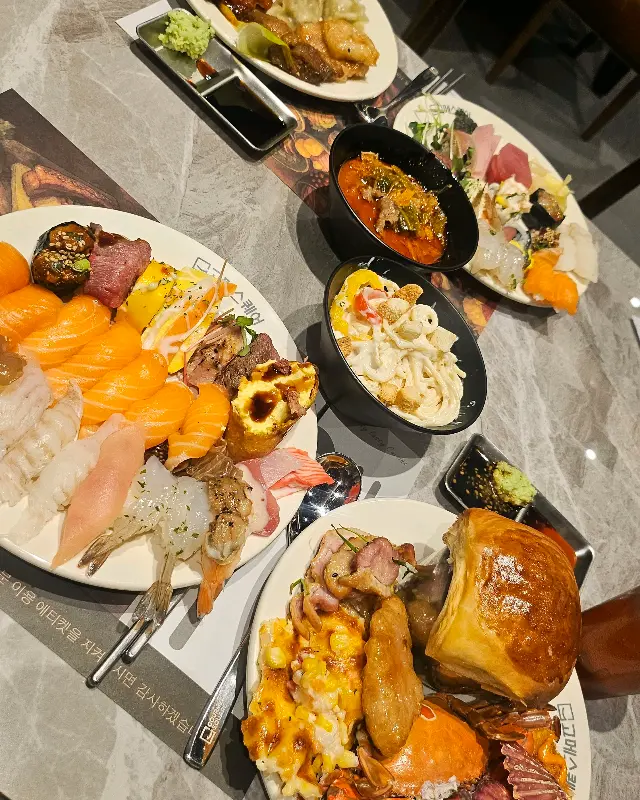 테이블 가득 차려진 음식