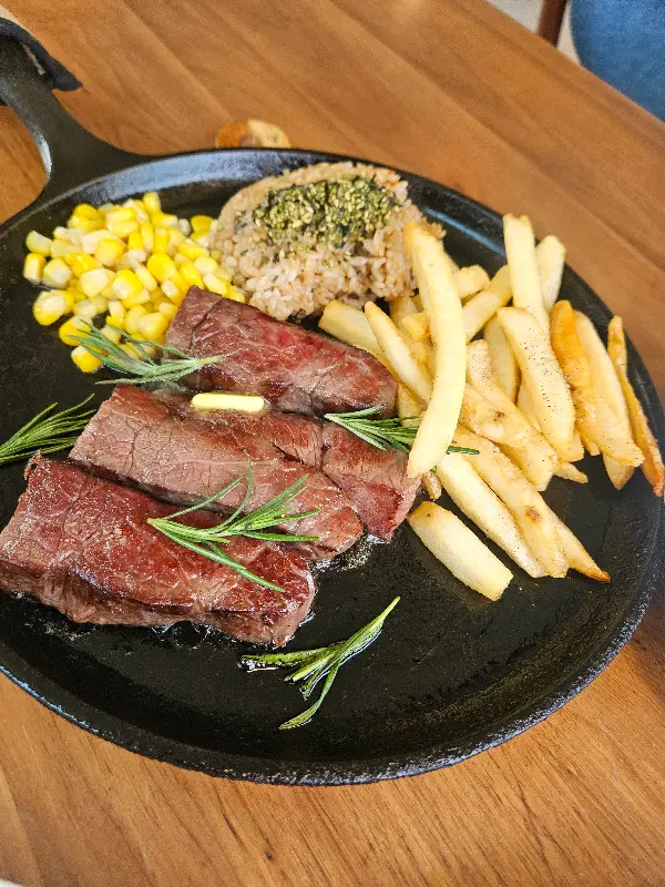 지글거리는 한우 립아이 스테이크