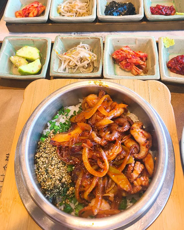 쭈꾸미 솥밥의 매콤한 비주얼