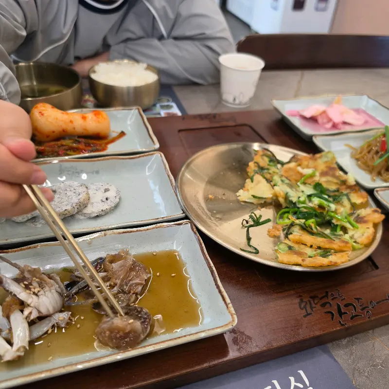 풍성한 밑반찬과 식사 모습