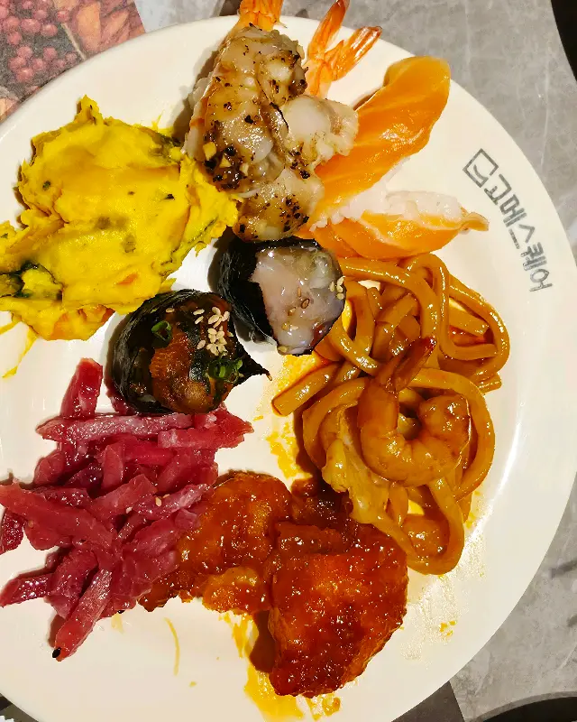 초밥, 롤, 튀김이 담긴 접시