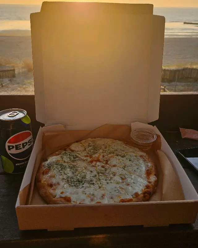 포장된 피자와 음료