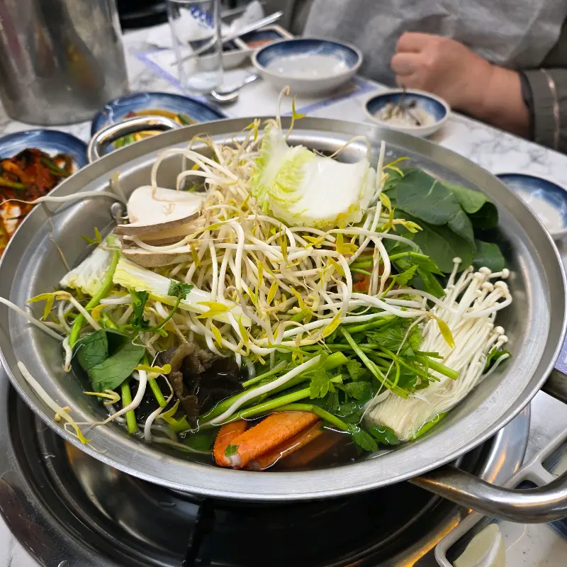 홍게와 채소가 가득한 쭈꾸미 샤브 육수