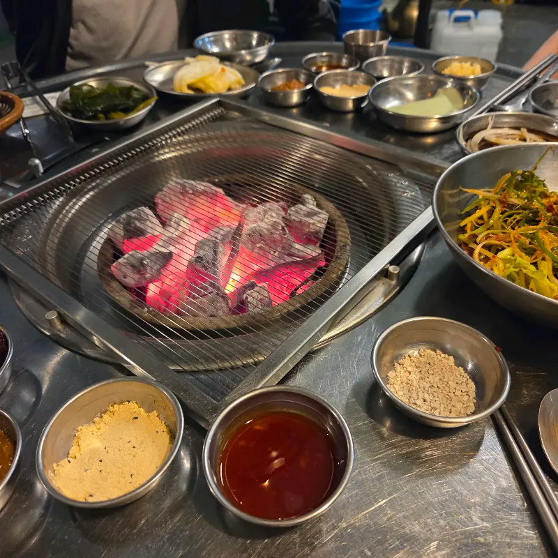 다양한 밑반찬과 숯불