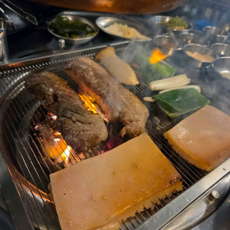 숯불 위에 익어가는 고기