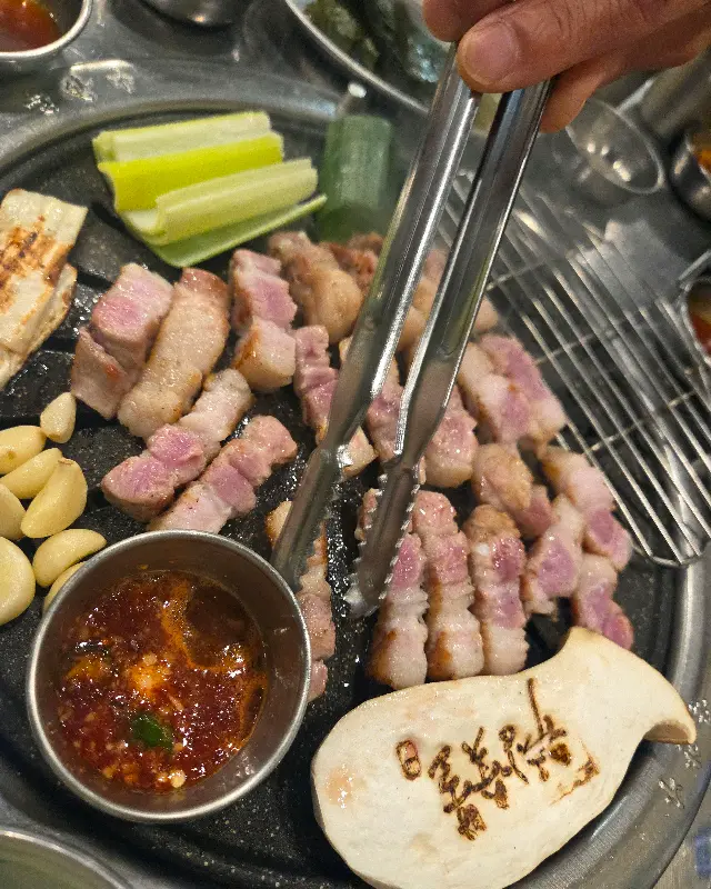 고기 자르는 모습