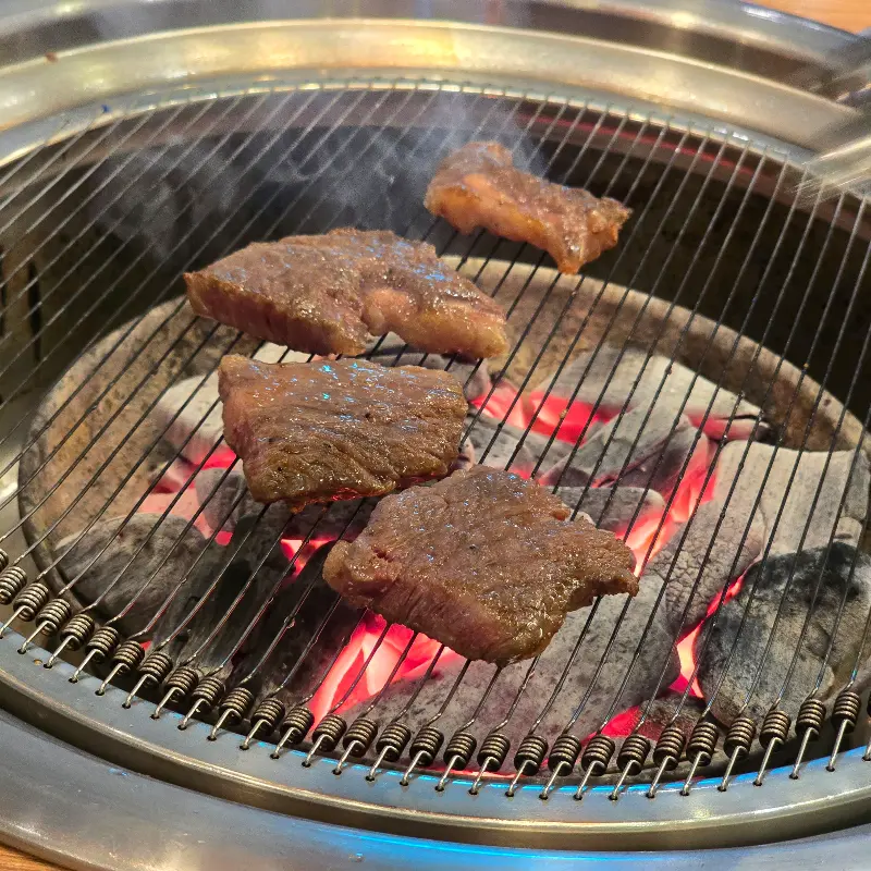 숯불 위에서 지글거리는 한우, 그 소리마저 황홀하다