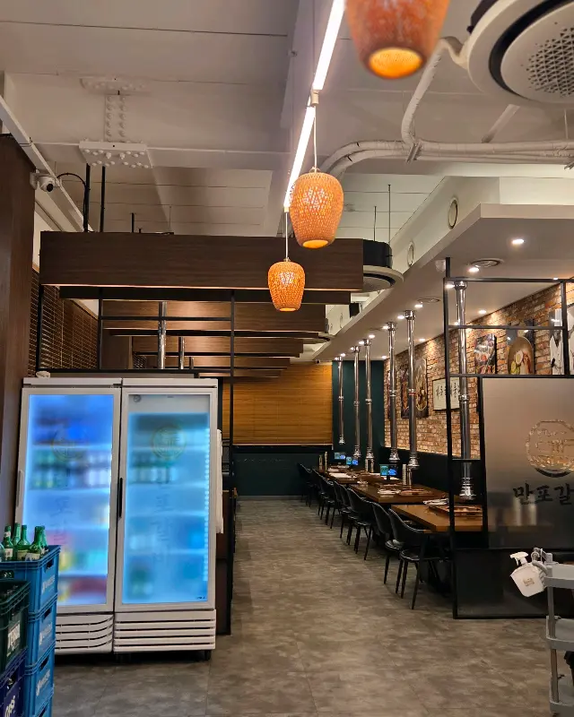 넓고 깔끔한 만포갈비 매장 내부