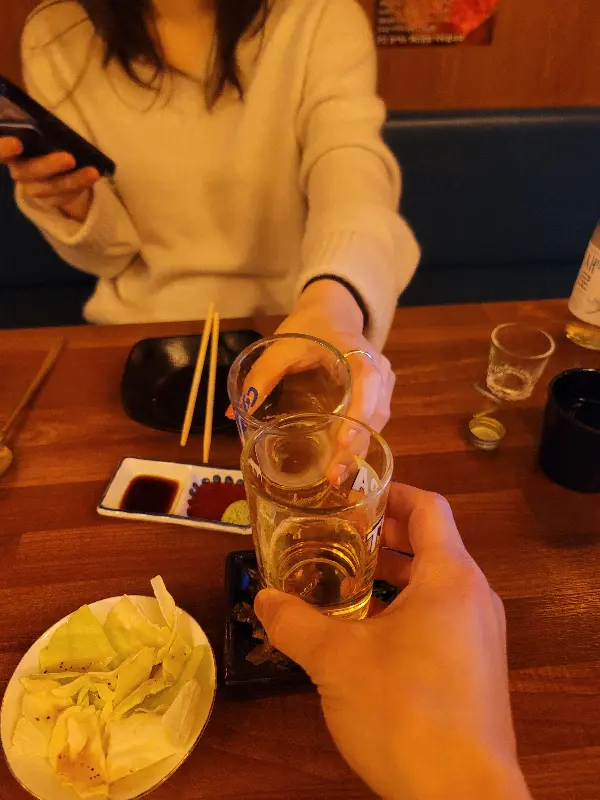 술잔을 부딪히며 즐거운 시간을 보내는 모습