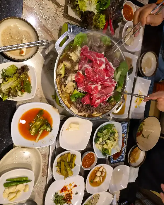 다양한 반찬과 함께 준비된 푸짐한 한상차림