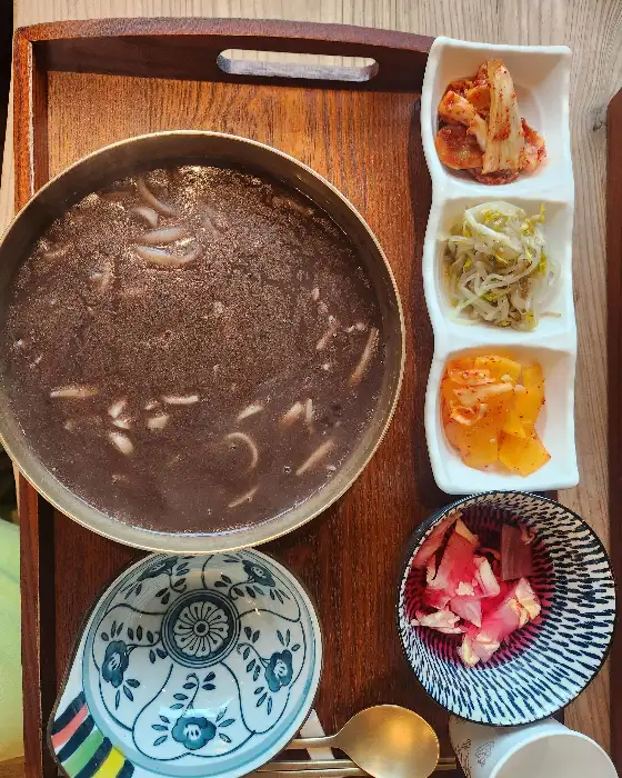 팥칼국수와 반찬 클로즈업