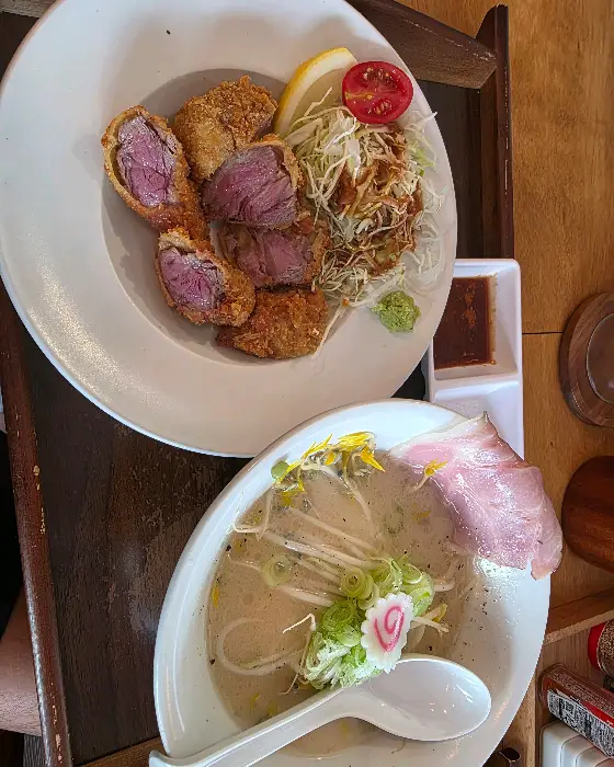 푸짐한 양의 돈까스와 라멘