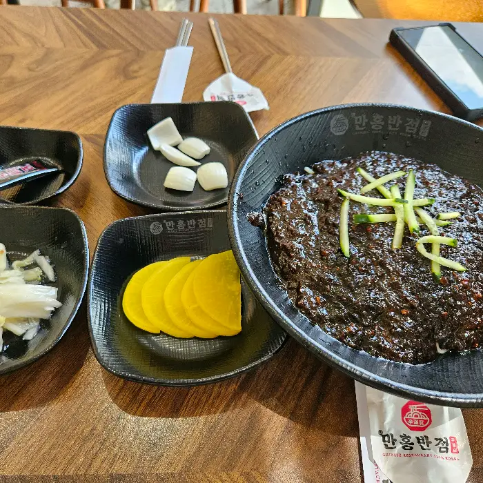 짜장면과 곁들여 나온 단무지와 양파