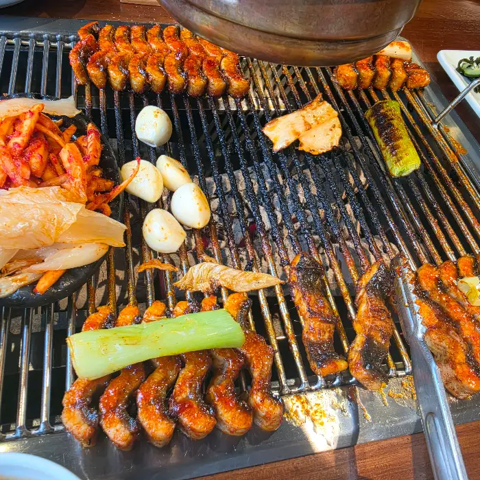 장어구이와 곁들임 반찬