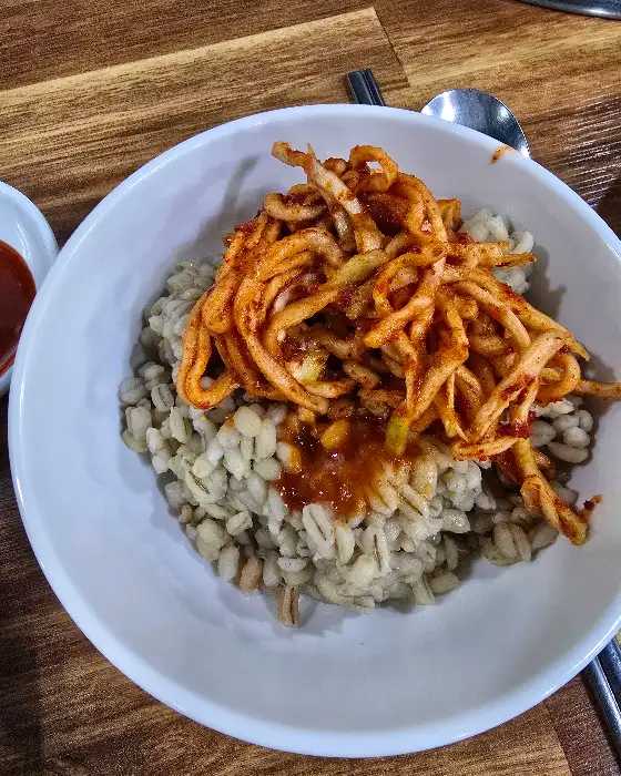 보리밥과 무생채 비빔밥