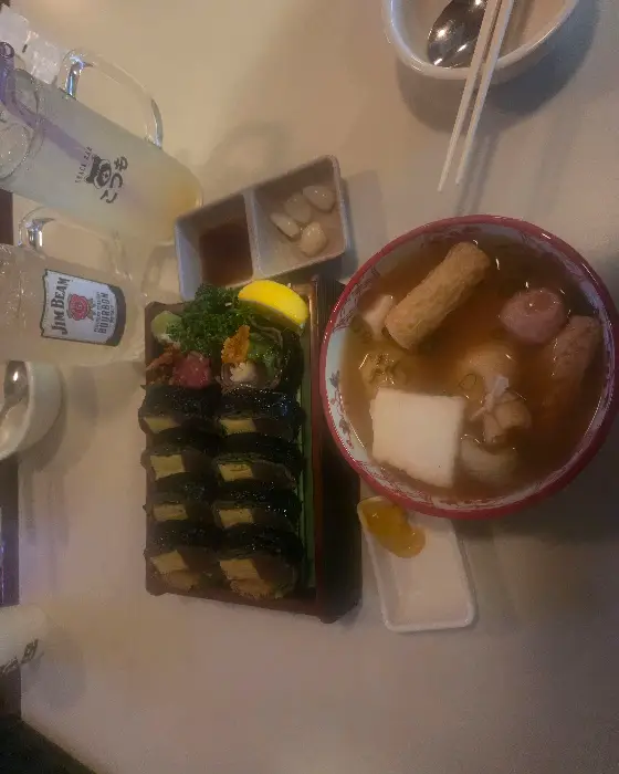 나베와 육회마끼가 놓인 테이블