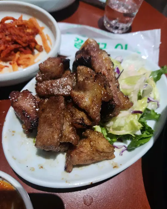 먹음직스럽게 구워진 돼지갈비