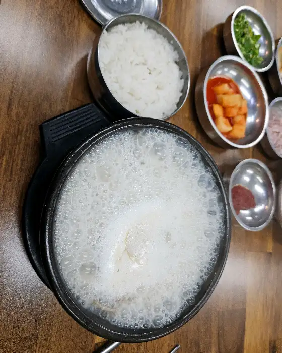 김가네 매운족발돼지국밥의 끓고 있는 국밥