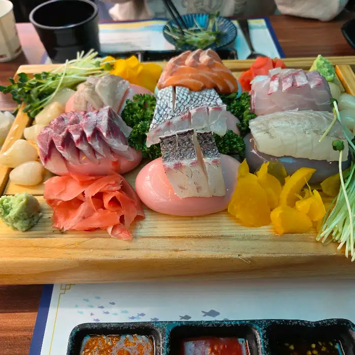 다채로운 색감의 숙성회 한상차림