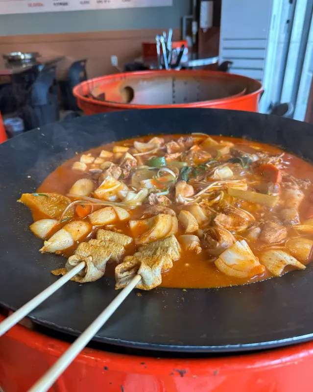 드럼통 테이블과 솥뚜껑의 환상적인 조합