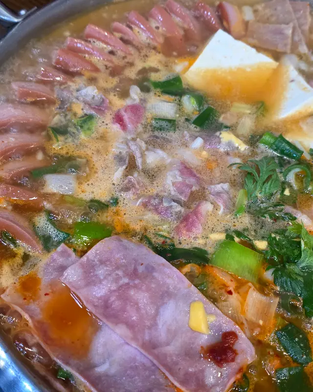끓일수록 깊어지는 부대찌개 국물 맛