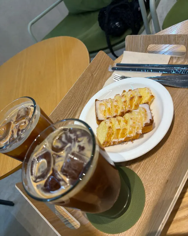 아이스 아메리카노와 레몬 파운드