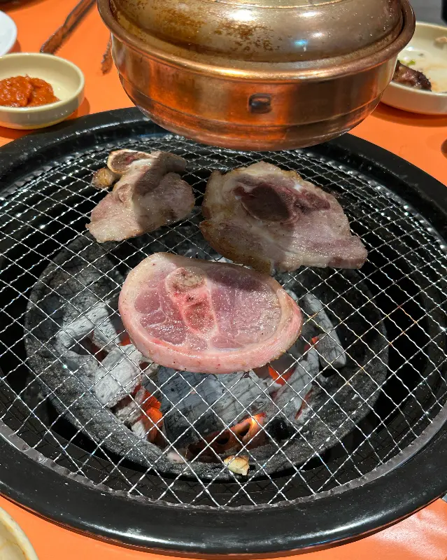 숯불 위에서 맛있게 익어가는 갈비