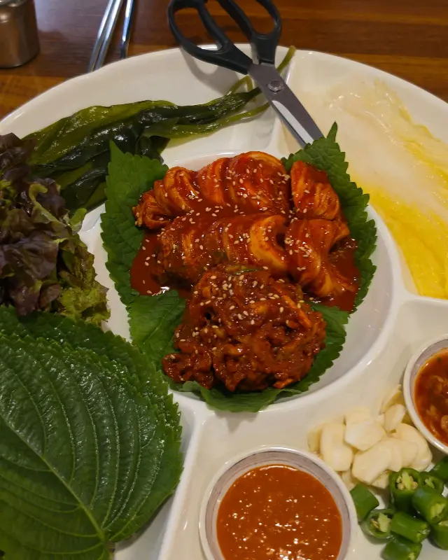 매콤한 양념족발과 신선한 쌈채소