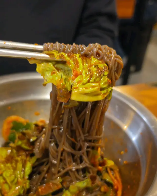 쟁반국수 면발을 들어올린 모습