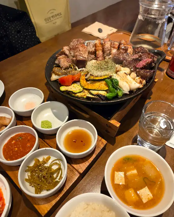 먹음직스럽게 구워져 나온 고기 모듬