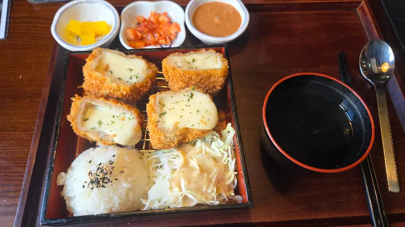 눈과 입이 즐거운 치즈 돈까스