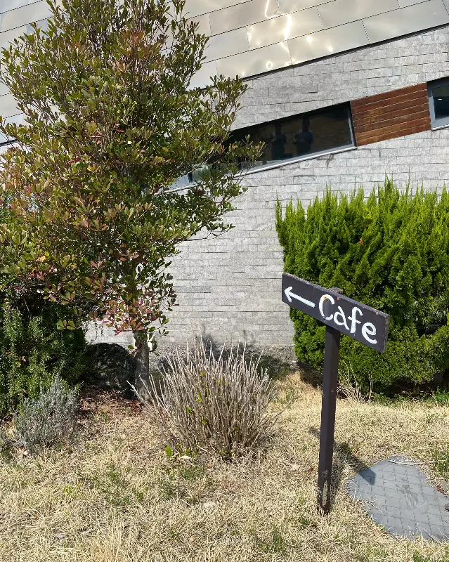 카이로스 카페 안내 표지판