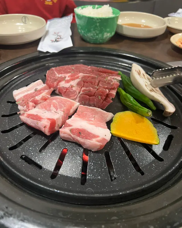 불판 위에 올려진 삼겹살과 돼지갈비