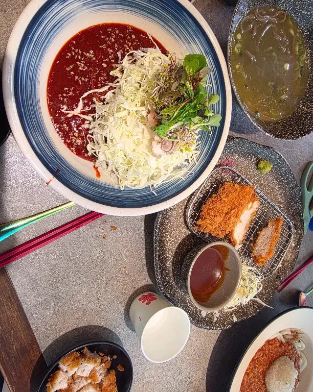 다양한 메뉴를 한 상에