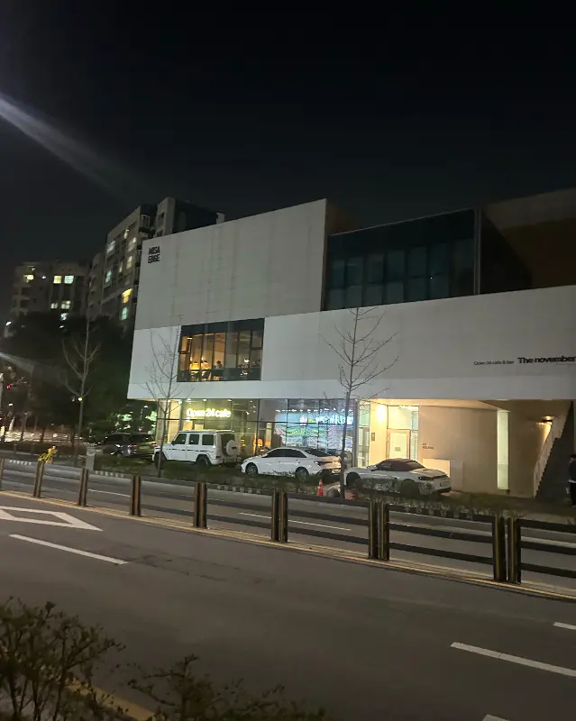 카페 외부 야경