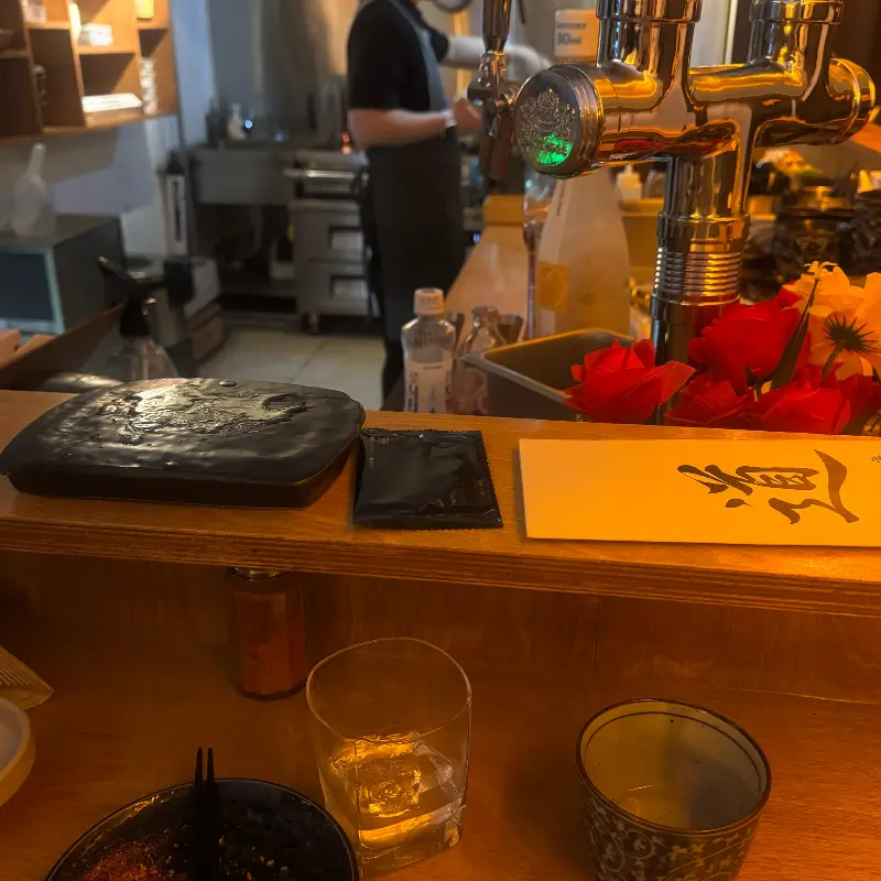 깔끔하게 정돈된 바 테이블