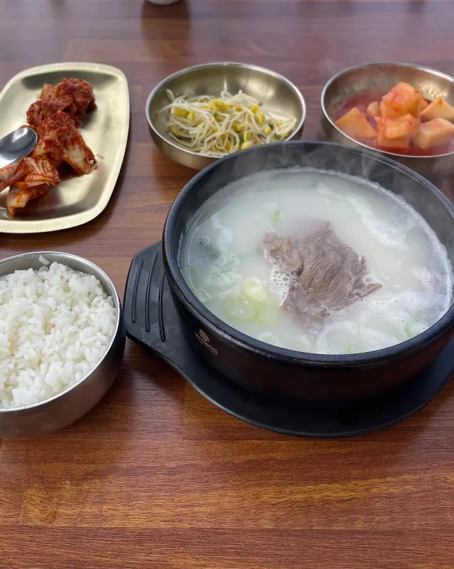 설렁탕과 함께 제공된 김치, 깍두기, 콩나물