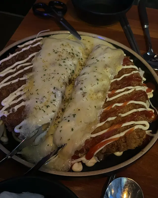 치즈가 듬뿍 올라간 돈까스